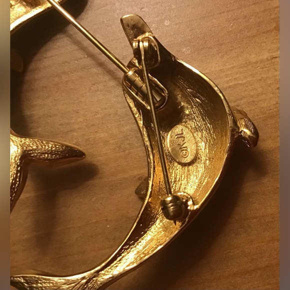 Kenneth J. Lane: Double Dolphin 3D stick pin/brooch gold tone black and gold. - Picture 6 of 9